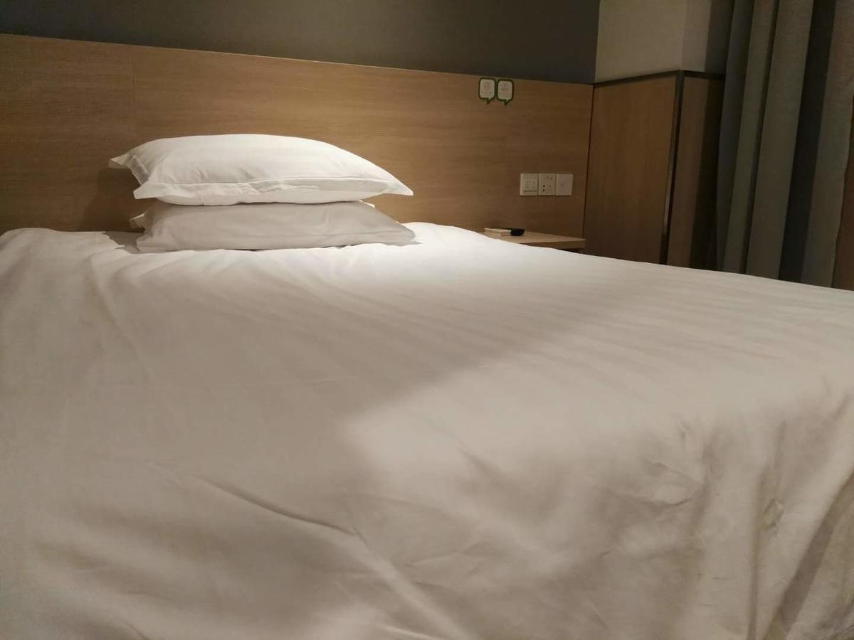 Hi Xinzhuang Underground Station Hotel 2*