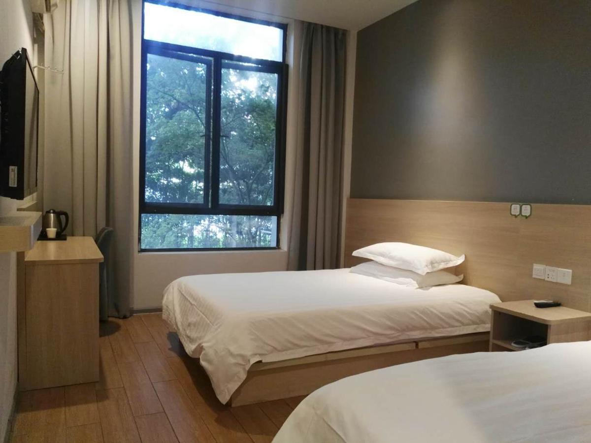 Hi Xinzhuang Underground Station Hotel 2*